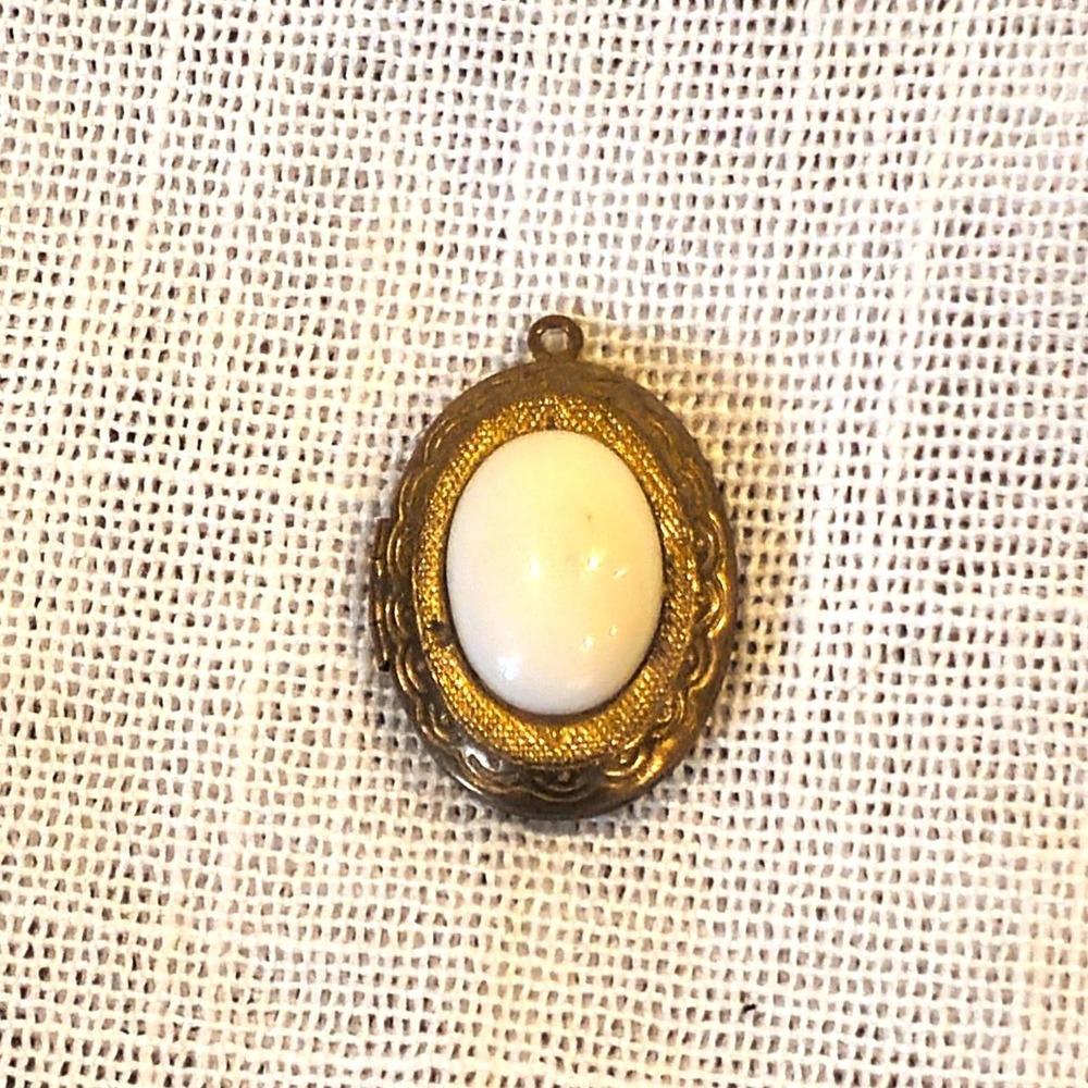 Vintage Gold Tone Embossed Oval Locket Pendant Cream Cabochon Ornate Jewelry
